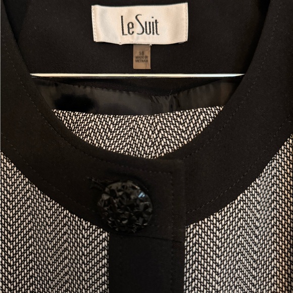 2pc skirt suit - Picture 2 of 3